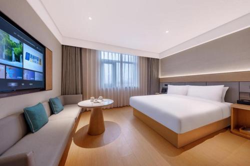 Een bed of bedden in een kamer bij Ji Hotel Beijing Olympic Sports Center Bird'S Nest
