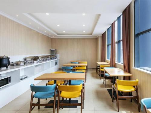 مطعم أو مكان آخر لتناول الطعام في Hanting Premium Hotel Hangzhou Linping Yintai City Metro Station