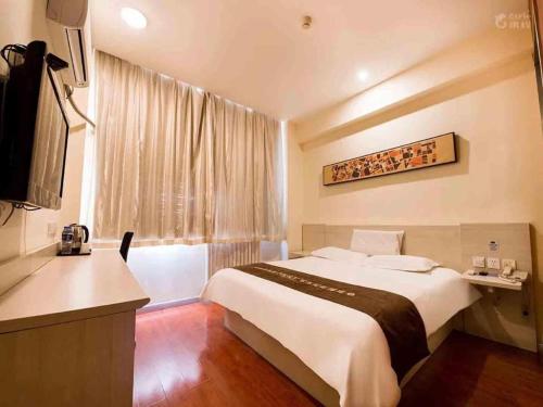 سرير أو أسرّة في غرفة في Elan Boutique Hotel Yinchuan Xinhua West Street
