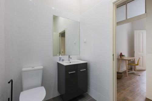 ein weißes Badezimmer mit Waschbecken und Toilette in der Unterkunft Rua Augusta Dream Apartment in Lissabon