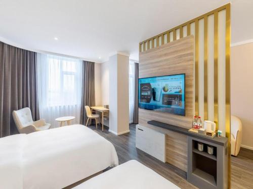 En TV eller et underholdningssystem på Hanting Premium Hotel Dongying Dongcheng
