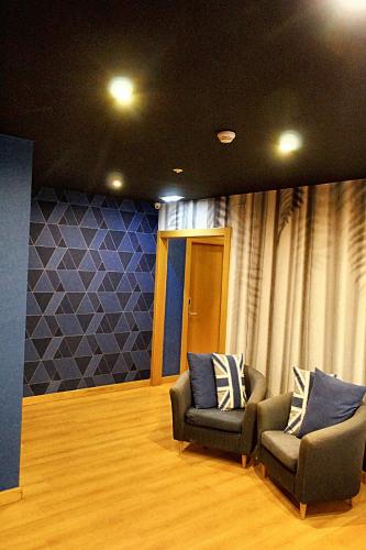 Posezení v ubytování Mola! Hostel Burgos