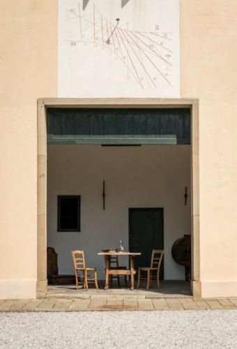 a patio with a table and chairs in a building at Castello di Lispida in Monselice