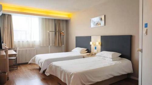 Кровать или кровати в номере Hanting Hotel Qingdao Wanxiang City