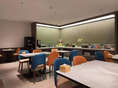 Restauracja lub miejsce do jedzenia w obiekcie Hanting Hotel Qingdao Wanxiang City