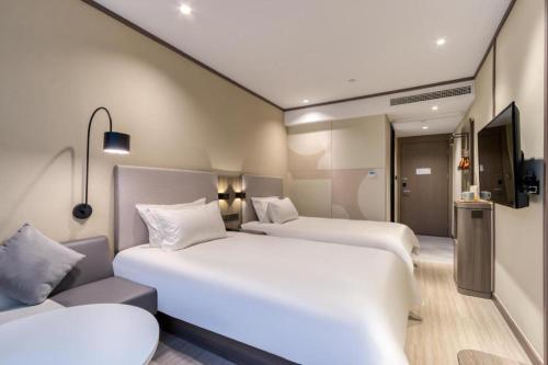 Un pat sau paturi într-o cameră la Hanting Hotel Hangzhou Zhejiang University Of Technology