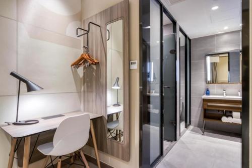 a bathroom with a desk and a sink at Hanting Hotel Hangzhou Zhejiang University Of Technology in Hangzhou
