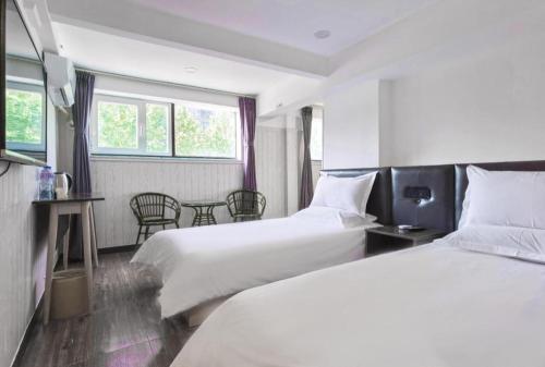 Łóżko lub łóżka w pokoju w obiekcie Hi Inn Beijing Chaoyangmen