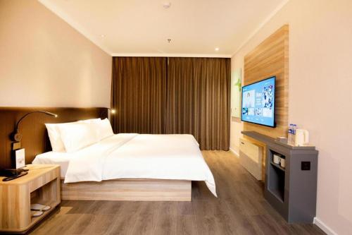 Un ou plusieurs lits dans un hébergement de l'établissement Hanting Hotel Changchun Guilin Road South Lake Park