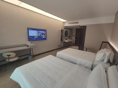 Een bed of bedden in een kamer bij Hanting Hotel Beijing Huojian Wanyuan