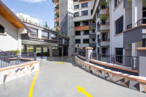 un patio vacío de un edificio de apartamentos en Azania Homes 2bedrooms Apartments Westlands, en Nairobi
