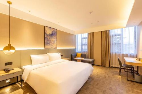 Säng eller sängar i ett rum på Hanting Hotel Luoyang Luoning County