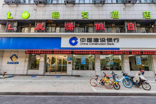 a group of bikes parked in front of a building at Hi Inn Hangzhou Sijiqing Qiutao North Road in Hangzhou