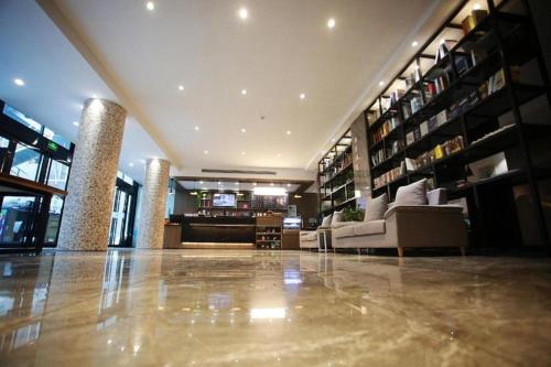 O saguão ou recepção de Hanting Hotel Chuzhou Dingyuan Shopping Building