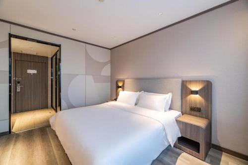 Ένα ή περισσότερα κρεβάτια σε δωμάτιο στο Hanting Hotel Changbai Mountain Erdaobaihe