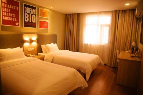 Łóżko lub łóżka w pokoju w obiekcie Hanting Hotel Changzhi Town God Temple