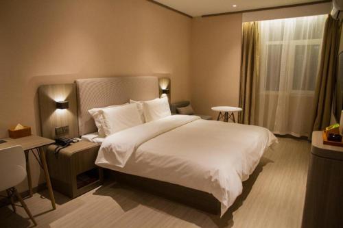 เตียงในห้องที่ Hanting Hotel Fushun Wanda Plaza