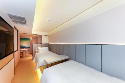Кровать или кровати в номере Ji Hotel Chongqing Guanyin Bridge Pedestrian Street