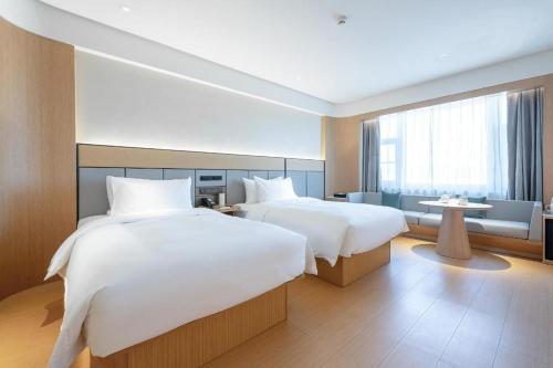 Un pat sau paturi într-o cameră la Ji Hotel Nanping Jianyang District Government