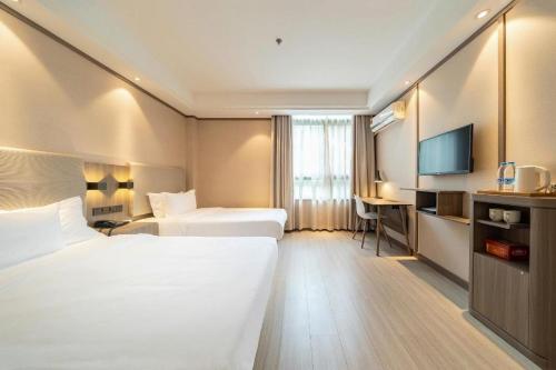 Uma cama ou camas num quarto em Hanting Hotel Shanghai Qingpu New Town Metro Station