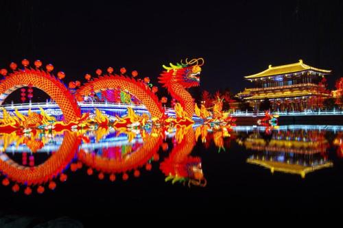 um grupo de dragões chineses na água à noite em Hanting Premium Hotel Xi'An Taibai Nan Road Metro Stationn em Xi'an