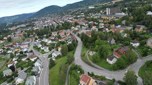 een luchtzicht op een klein stadje in de bergen bij Sentrumsnær leilighet - K1 in Lillehammer