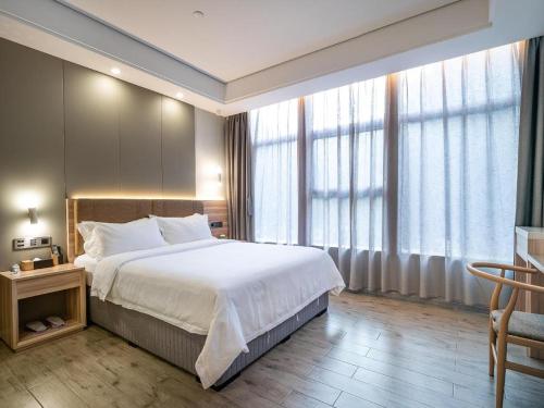 Un pat sau paturi într-o cameră la Hanting Hotel Fuzhou Provincial Government