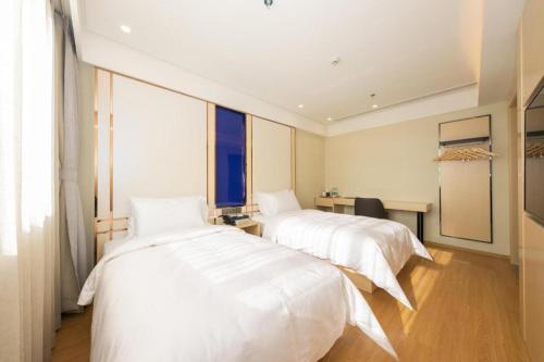 Cama ou camas em um quarto em Hanting Hotel Zhangjiakou Xuanhua Railway Station