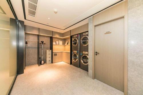 pralnia z 2 pralkami i drzwiami w obiekcie Ji Hotel Hangzhou Westlake Culture Plaza w mieście Hangzhou