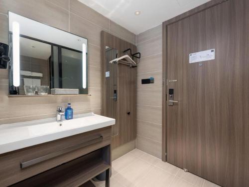Ванна кімната в Hanting Hotel Dalian North Railway Station South Square
