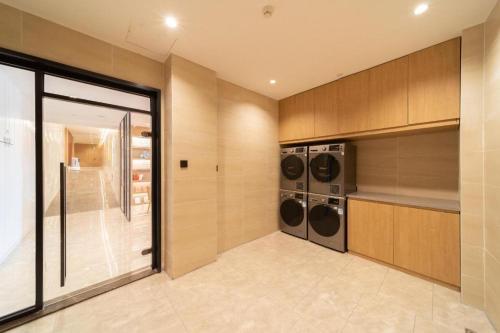 a laundry room with two washer and dryer at Hanting Hotel Xiamen University in Xiamen