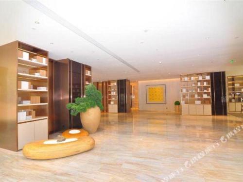 Area lobi atau resepsionis di Ji Hotel Xining Haihu New District