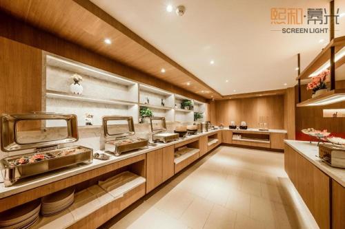 Hanting Premium Hotel Delingha Jinghuawan Plaza tesisinde bir restoran veya yemek mekanı