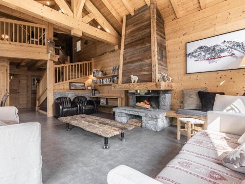 - un salon avec une cheminée dans une cabane en rondins dans l'établissement Chalet 4*, 5 chambres, hammam, cheminée, garage, WIFI, 10 personnes - FR-1-304-140, à La Clusaz