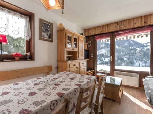 a kitchen and dining room with a table and a window at Appartement La Clusaz, 2 pièces, 4 personnes - FR-1-304-181 in La Clusaz