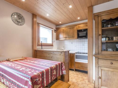 une cuisine avec un lit dans une chambre dans l'établissement 3* Calme, ensoleillé, garage, balcon, cheminée - FR-1-304-193, à La Clusaz