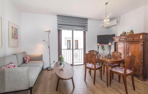 Μια τηλεόραση ή/και κέντρο ψυχαγωγίας στο Awesome Apartment In Nerja With Wifi