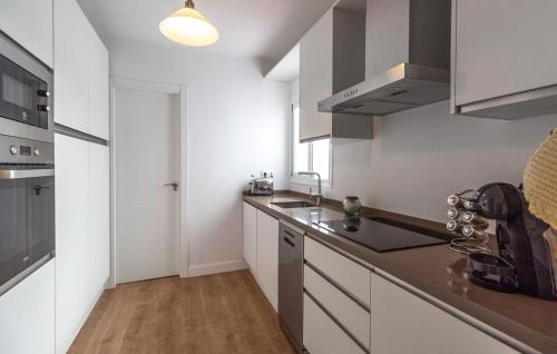 Η κουζίνα ή μικρή κουζίνα στο Awesome Apartment In Nerja With Wifi