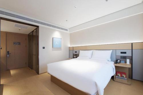 Ένα ή περισσότερα κρεβάτια σε δωμάτιο στο Ji Hotel Dandong Railway Station