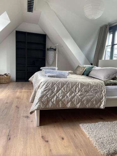 Charmante Wohnung im Hinterhof في نويكيرشن-فلوين: غرفة نوم بسرير وأرضيات خشبية