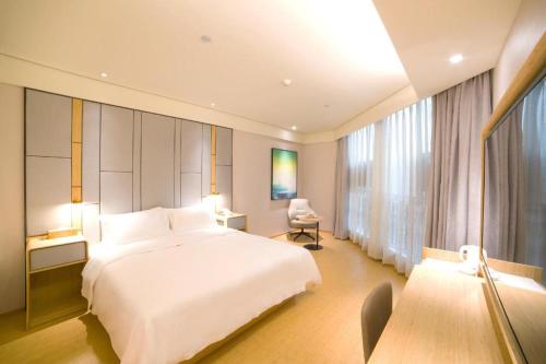 Łóżko lub łóżka w pokoju w obiekcie Ji Hotel Guangzhou Baiyun Airport