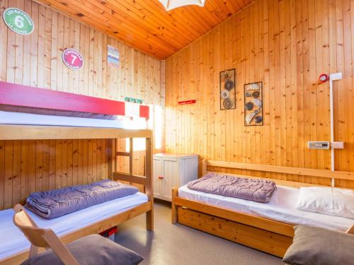 ラ・クリュサにあるAppartement La Clusaz, 4 pièces, 6 personnes - FR-1-304-65の木製の壁の客室で、二段ベッド2組が備わります。
