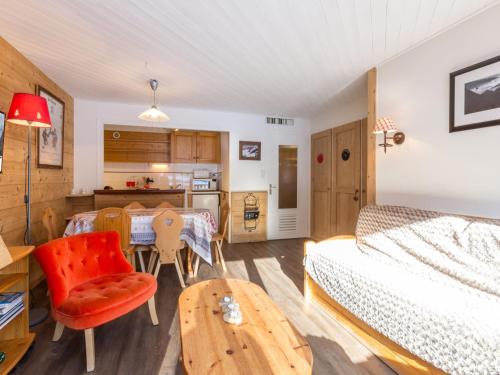 Cette chambre comprend un lit, une table et une cuisine. dans l'établissement Appartement 6 pers, sud, proche pistes/commerces, 2 pièces+coin montagne - FR-1-304-82, à La Clusaz