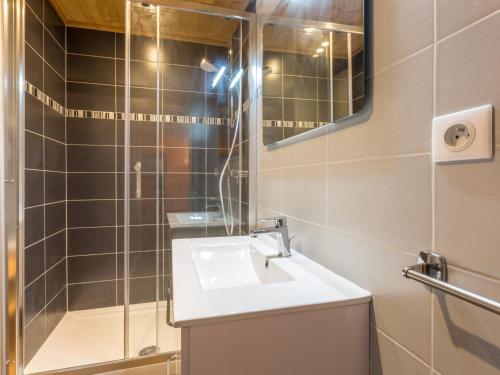une salle de bain avec un lavabo et une douche dans l'établissement Appartement 6 pers, sud, proche pistes/commerces, 2 pièces+coin montagne - FR-1-304-82, à La Clusaz