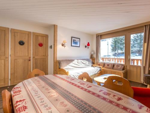 une chambre avec un grand lit dans une pièce dans l'établissement Appartement 6 pers, sud, proche pistes/commerces, 2 pièces+coin montagne - FR-1-304-82, à La Clusaz