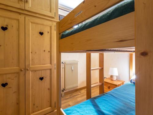 - une chambre avec 2 lits superposés et des draps bleus dans l'établissement Studio 4 pers. au calme, accès direct ski de fond - FR-1-304-120, à La Clusaz