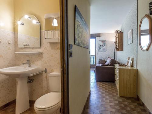 une salle de bain avec toilettes et lavabo dans une chambre dans l'établissement Studio 4 pers. au calme, accès direct ski de fond - FR-1-304-120, à La Clusaz