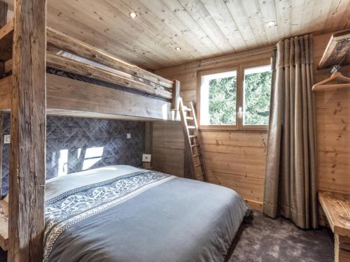 a bedroom with a bunk bed in a log cabin at Appartement 4★, 5 pers, ski au pied, proche centre - FR-1-304-149 in La Clusaz