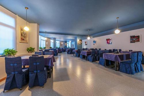a dining room with purple tables and chairs at Hanting Hotel Xiamen Huli Avenue Free Trade Zone in Huli