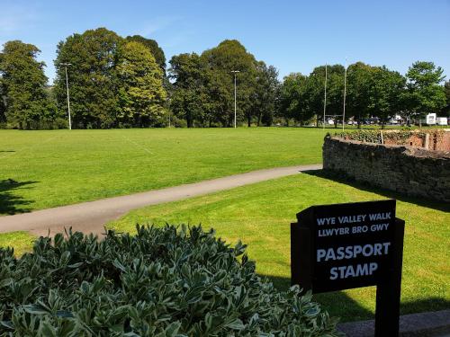 una señal frente a un parque con una pasarela en Bronwye, en Builth Wells